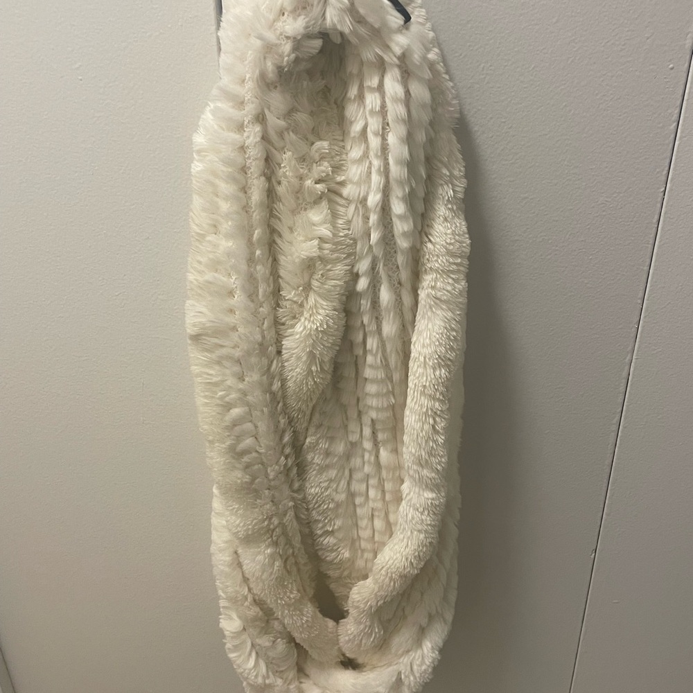 GORSKI Elegant White rabbits  Fur Scarf